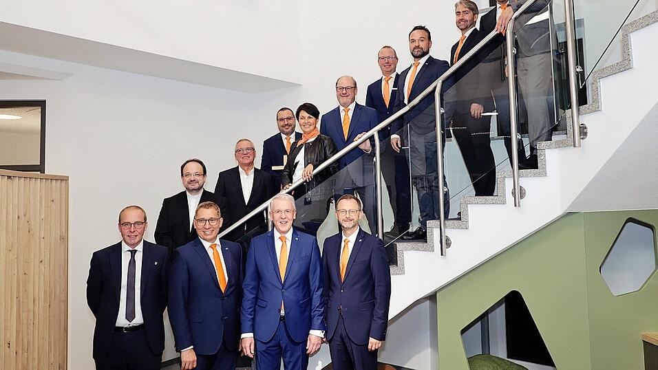 Festredner und Festgäste, unter anderem (unten v.l.): Bürgermeister Martin Hiergeist, Geschäftsführer der VR-Immobilien Martin Able, Vorstandsvorsitzender Carsten Clemens, Vorsitzender Josef Geßl, mit Dekan Jürgen Josef Eckl (1.v.l. Treppe). Festredner und Festgäste, unter anderem (unten v.l.): Bürgermeister Martin Hiergeist, Geschäftsführer der VR-Immobilien Martin Able, Vorstandsvorsitzender Carsten Clemens, Vorsitzender Josef Geßl, mit Dekan Jürgen Josef Eckl (1.v.l. Treppe).