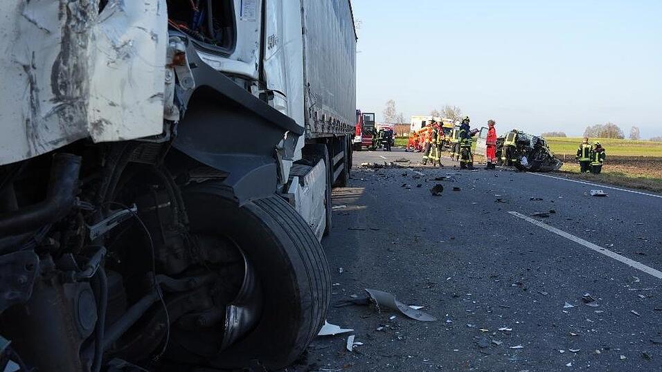 Ein Auto und ein Lastwagen sind auf der B8 zwischen Osterhofen und Künzing zusammengestoßen. Ein Auto und ein Lastwagen sind auf der B8 zwischen Osterhofen und Künzing zusammengestoßen.