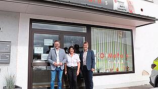 Landtagsabgeordneter Gerhard Hopp (von links), Malteser-Dienststellenleiterin Martina Vogl und der Bürgermeister von Arnschwang, Michael Multerer, vor der Kreisgeschäftsstelle der Malteser in Cham.