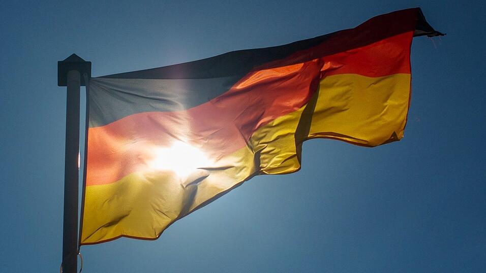 Die deutsche Wiedervereinigung wurde am 3. Oktober 1990 vollendet. Auch dreieinhalb Jahrzehnte später sind die Einkommen in den alten Bundesländern jedoch immer noch höher. (Symbolbild)