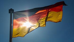 Die deutsche Wiedervereinigung wurde am 3. Oktober 1990 vollendet. Auch dreieinhalb Jahrzehnte später sind die Einkommen in den alten Bundesländern jedoch immer noch höher. (Symbolbild)
