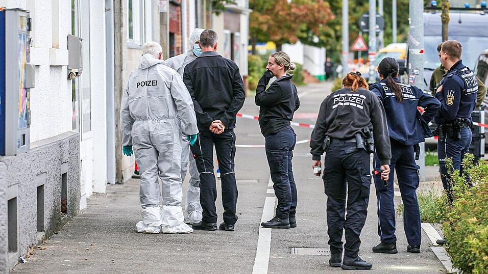 Bei einem Polizeieinsatz in Heidenheim an der Brenz waren zahlreiche Beamte im Einsatz - die Hintergründe waren zunächst unklar. Bei einem Polizeieinsatz in Heidenheim an der Brenz waren zahlreiche Beamte im Einsatz - die Hintergründe waren zunächst unklar.