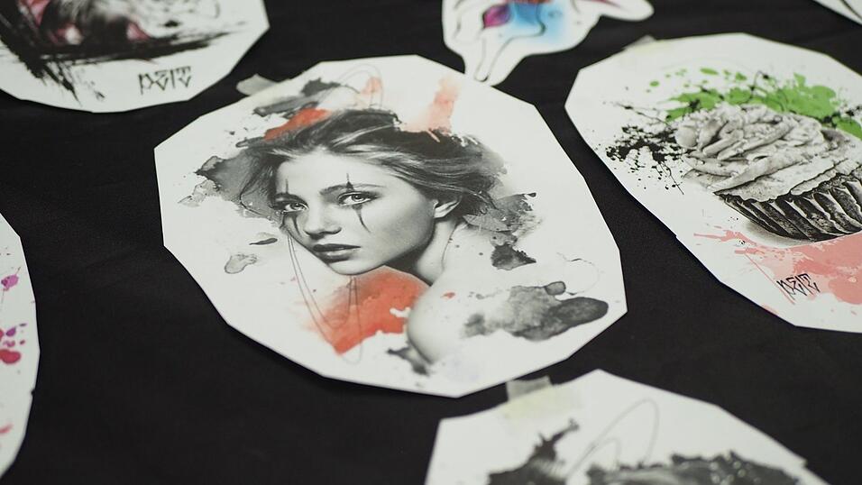 Im Trend sind fotorealistische Motive, wie auf dieser Vorlage. Dass sich die Tattoo-Maschinen und Farben in den vergangenen Jahren stark verbessert haben, macht neue Zeichentechniken möglich. Im Trend sind fotorealistische Motive, wie auf dieser Vorlage. Dass sich die Tattoo-Maschinen und Farben in den vergangenen Jahren stark verbessert haben, macht neue Zeichentechniken möglich.