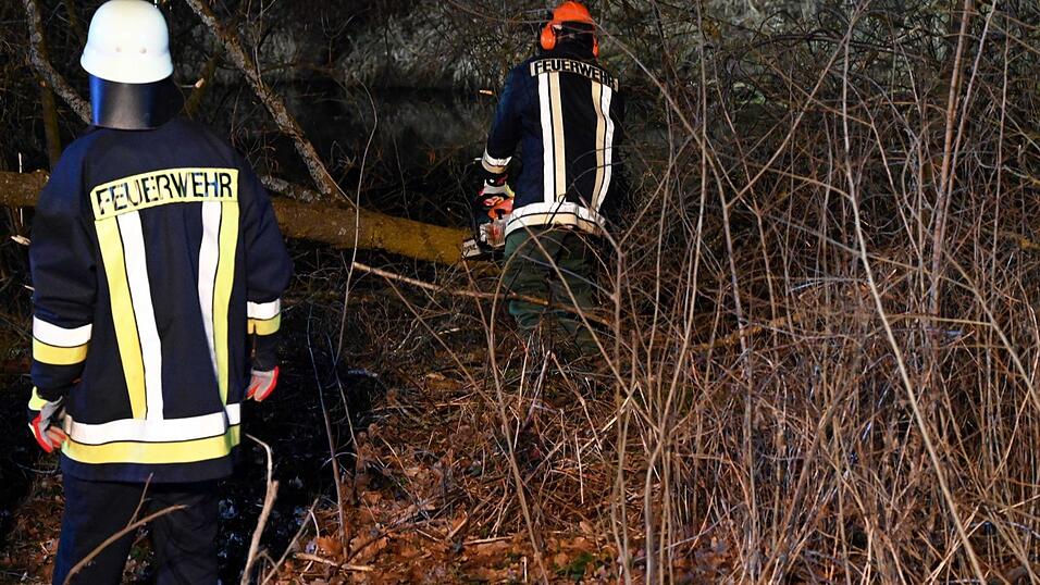 Bei Eberspoint ist ein Auto samt Insassen in die Vils gestürzt. Einsatzkräfte mussten das Fahrzeug später bergen.