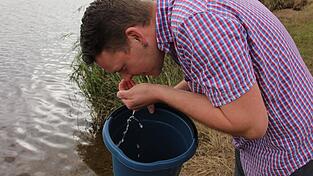 Der Kontrolleur pr&uuml;ft den Geruch des Wassers.