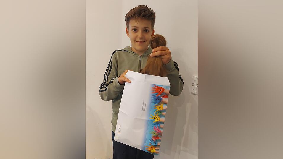 Der Zopf geht auf die Reise und wird für eine Kinder-Echthaarperücke verwendet. Der Zopf geht auf die Reise und wird für eine Kinder-Echthaarperücke verwendet.