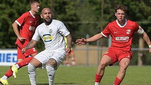 Dominik Weiß (weißes Trikot) ist eine der zuverlässigsten Stützen im Team der Dreihelmenstädter und wird die Fahrt nach Geretsried mit Sicherheit selbstbewusst antreten. Dominik Weiß (weißes Trikot) ist eine der zuverlässigsten Stützen im Team der Dreihelmenstädter und wird die Fahrt nach Geretsried mit Sicherheit selbstbewusst antreten.