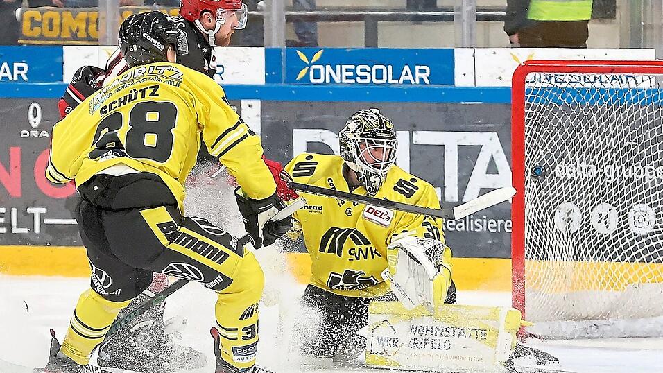 Der Dosenöffner: EVL-Stürmer Yannick Wenzel (roter Helm) fackelte in der 12. Spielminute nicht lange und überlistete Pinguine-Keeper Felix Bick zum 1:0 - da schaute auch Tim Schütz ganz genau hin. Der Dosenöffner: EVL-Stürmer Yannick Wenzel (roter Helm) fackelte in der 12. Spielminute nicht lange und überlistete Pinguine-Keeper Felix Bick zum 1:0 - da schaute auch Tim Schütz ganz genau hin.