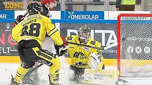 Der Dosenöffner: EVL-Stürmer Yannick Wenzel (roter Helm) fackelte in der 12. Spielminute nicht lange und überlistete Pinguine-Keeper Felix Bick zum 1:0 - da schaute auch Tim Schütz ganz genau hin.