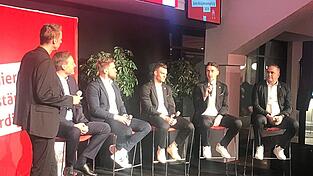 NLZ-Leiter Christian Martin (von rechts), die beiden Spieler Adrian Fein und Benedikt Saller, Stephan Burmeister (Leiter Unternehmensentwicklung), Simon Leser (stellvertretender Gesch&auml;ftsf&uuml;hrer) und Moderator Johannes Liedl.