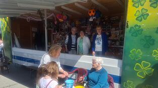 Sie helfen beim Gl&uuml;ckshafen mit: Im Losstand (v. l.) Renate Schiller, Heidi Wasmeier und Blanka Weber, beim Losverkauf Waltraud Volkmer.