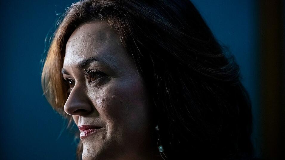 Die CDU-Generalsekretärin musste die Wahlniederlage als erste Vertreterin der Bundespartei kommentieren. Die CDU-Generalsekretärin musste die Wahlniederlage als erste Vertreterin der Bundespartei kommentieren.