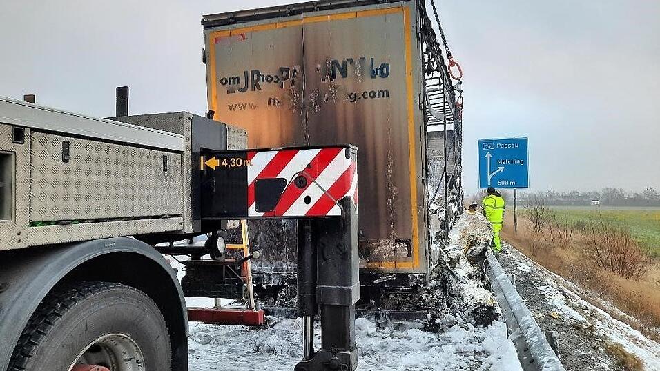 Der Auflieger eines Lastwagens ist auf der A94 bei Malching ausgebrannt.