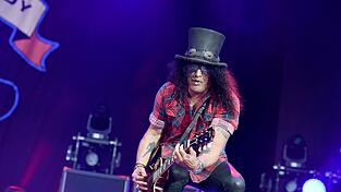 Groß mit Hut: Gitarrist Slash, hier 2019 bei Rock im Park in Nürnberg. Beim Münchner Konzert waren keine Fotografen zugelassen. Groß mit Hut: Gitarrist Slash, hier 2019 bei Rock im Park in Nürnberg. Beim Münchner Konzert waren keine Fotografen zugelassen.