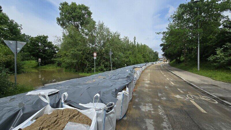 Noch sind einige Fragen um den Hochwasserschutz am Straubinger Schanzlweg ungeklärt. Dass provisorische Sicherheitsmaßnahmen das Wasser zurückhalten, wie hier beim Hochwasser im Juni, soll aber bald der Vergangenheit angehören.