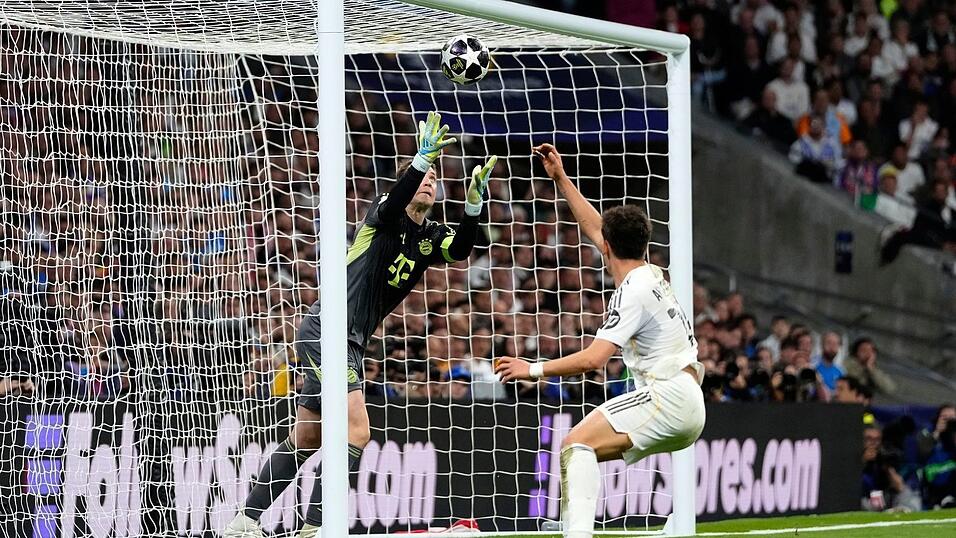 Auch diesen Ball hält Manuel Neuer (l) noch. Auch diesen Ball hält Manuel Neuer (l) noch.