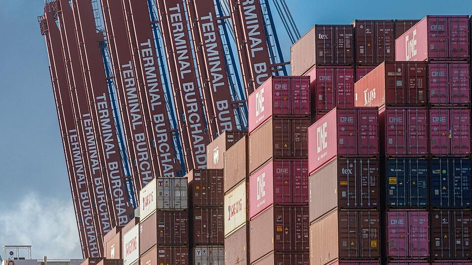 Verdi hat Beschäftigte im Hamburger Hafen zum Warnstreik aufgerufen. (Archivbild) Verdi hat Beschäftigte im Hamburger Hafen zum Warnstreik aufgerufen. (Archivbild)