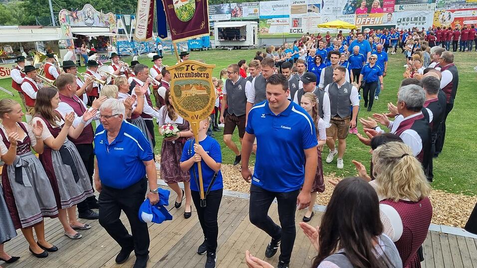 Der Patenverein FC Altrandsberg mit seinen Vorsitzenden Peter Maier (l.) und Michael Sp&auml;th beim Einzug ins Festzelt.