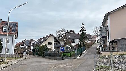 Das 'Ostviertel' von Au in der Hallertau im Bereich des Nandlstädter Weges und der Bergmannstraße mit den Anwesen Hofmaier (links), Fuchs (Mitte) sowie Bergmann (rechts).