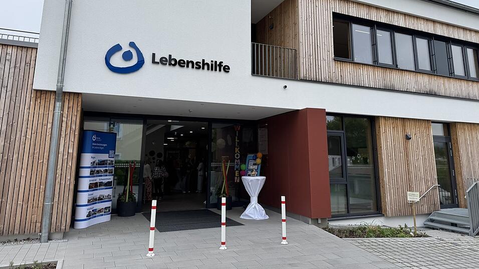 Die neue Lebenshilfe Berufsschule in der Abt-Gubitz Straße in Regen. Die neue Lebenshilfe Berufsschule in der Abt-Gubitz Straße in Regen.