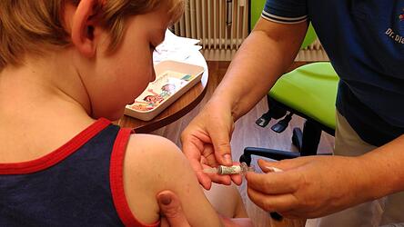 Impfen gehört zu den Standardaufgaben von Kinderärzten. Von denen gibt es im Landkreis Cham aber zu wenige. Das will die KVB mit Förderprogrammen jetzt ändern. Impfen gehört zu den Standardaufgaben von Kinderärzten. Von denen gibt es im Landkreis Cham aber zu wenige. Das will die KVB mit Förderprogrammen jetzt ändern.