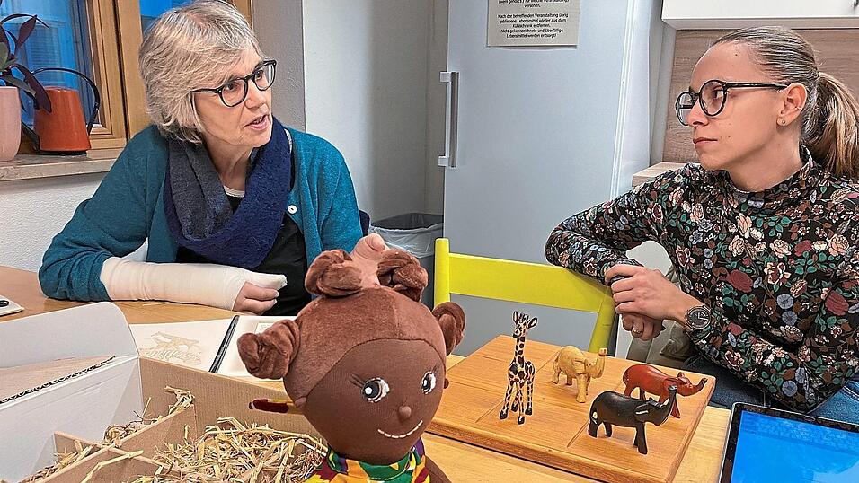 Spielzeug aus fairem Handel hatte Maria Stauber (links), Sprecherin der Fairtrade-Steuerungsgruppe, zum Anschauen mitgebracht. Mit im Bild: Petra Retzer vom Stadtmarketing. Spielzeug aus fairem Handel hatte Maria Stauber (links), Sprecherin der Fairtrade-Steuerungsgruppe, zum Anschauen mitgebracht. Mit im Bild: Petra Retzer vom Stadtmarketing.