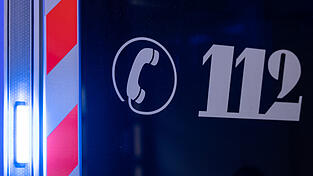 82-jährige Autofahrerin übersieht Fußgängerin: Nach dem Zusammenstoß musste diese ins Krankenhaus. (Symbolbild) 82-jährige Autofahrerin übersieht Fußgängerin: Nach dem Zusammenstoß musste diese ins Krankenhaus. (Symbolbild)