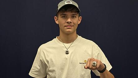 Der Ring und die Kette für den Gewinn der Meisterschaft in der kanadischen U17-College-Liga, beides übrigens vom selben Hersteller wie vom berühmten NHL-Original, dürften Jonas Murrer noch lange an seine Zeit im Eishockey-Mutterland erinnern.