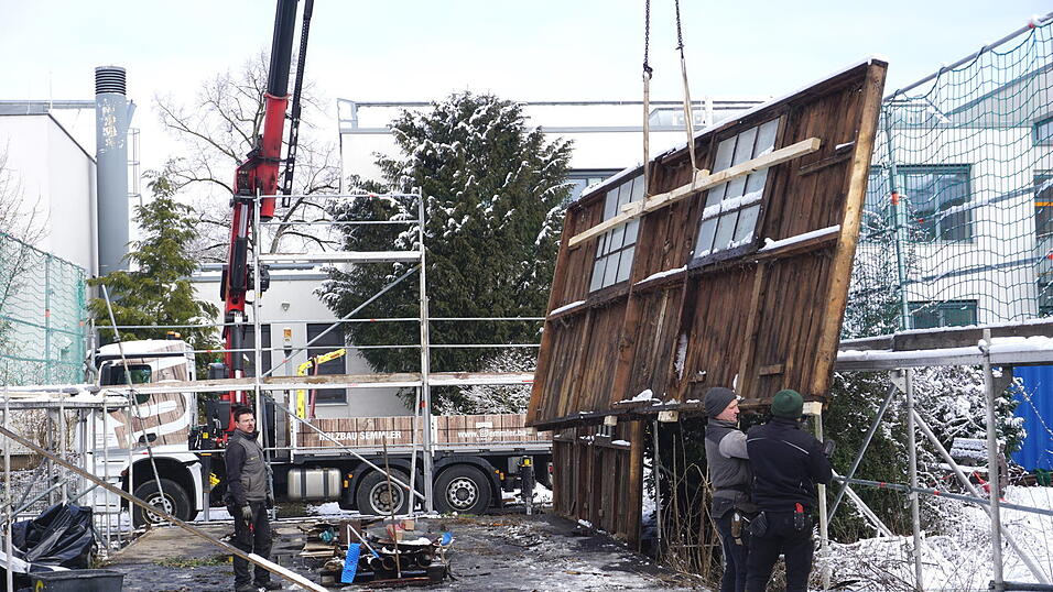 Eine Woche lang haben die Arbeiter einer Fachfirma behutsam die hölzerne Baracke abgebaut. Eine Woche lang haben die Arbeiter einer Fachfirma behutsam die hölzerne Baracke abgebaut.