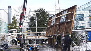 Eine Woche lang haben die Arbeiter einer Fachfirma behutsam die hölzerne Baracke abgebaut. Eine Woche lang haben die Arbeiter einer Fachfirma behutsam die hölzerne Baracke abgebaut.