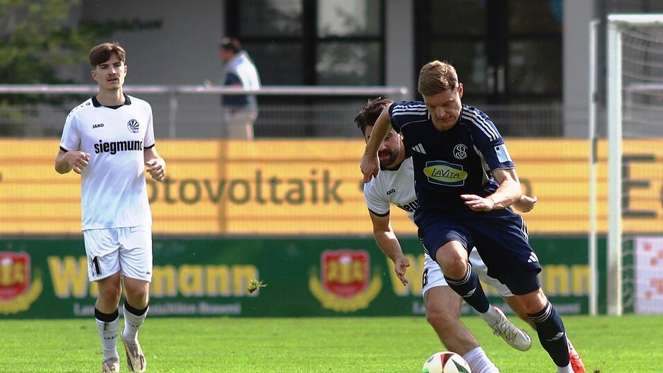 Wenn&rsquo;s l&auml;uft, dann l&auml;uft&rsquo;s: Die SpVgg Landshut ist nach dem 4:1-Sieg gegen den TSV Schwabm&uuml;nchen nun Pipinsried-Verfolger Nummer eins. Lucas Biberger (am Ball) steuerte am Wochenende gleich drei Tore bei - da konnten die G&auml;ste nur zuschauen.