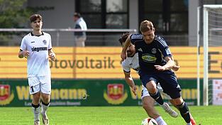 Wenn&rsquo;s l&auml;uft, dann l&auml;uft&rsquo;s: Die SpVgg Landshut ist nach dem 4:1-Sieg gegen den TSV Schwabm&uuml;nchen nun Pipinsried-Verfolger Nummer eins. Lucas Biberger (am Ball) steuerte am Wochenende gleich drei Tore bei - da konnten die G&auml;ste nur zuschauen.