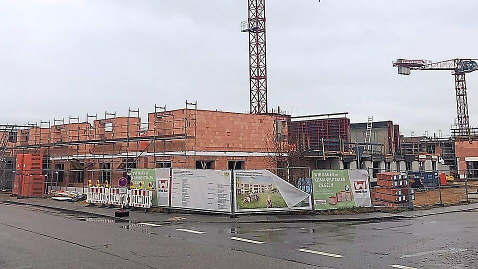 Der Komplex erstreckt sich &uuml;ber mehrere Hausnummern und ist von der Kreuzung Bargrabenstra&szlig;e/Ahornstra&szlig;e kaum ganz zu &uuml;berblicken. Foto: Matthias Keck