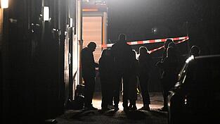 Polizeibeamte, Kriminalpolizei, Spurensicherung und Staatsanwaltschaft stehen vor einem Haus, in dem eine Frau tot aufgefunden worden war. Polizeibeamte, Kriminalpolizei, Spurensicherung und Staatsanwaltschaft stehen vor einem Haus, in dem eine Frau tot aufgefunden worden war.
