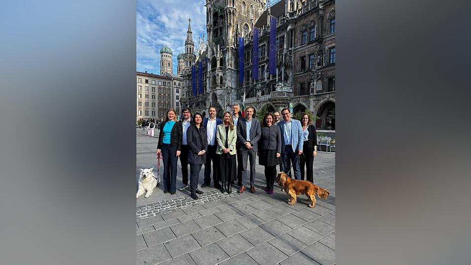 Die &laquo;Mango-Koalition&raquo; vor dem M&uuml;nchner Rathaus.