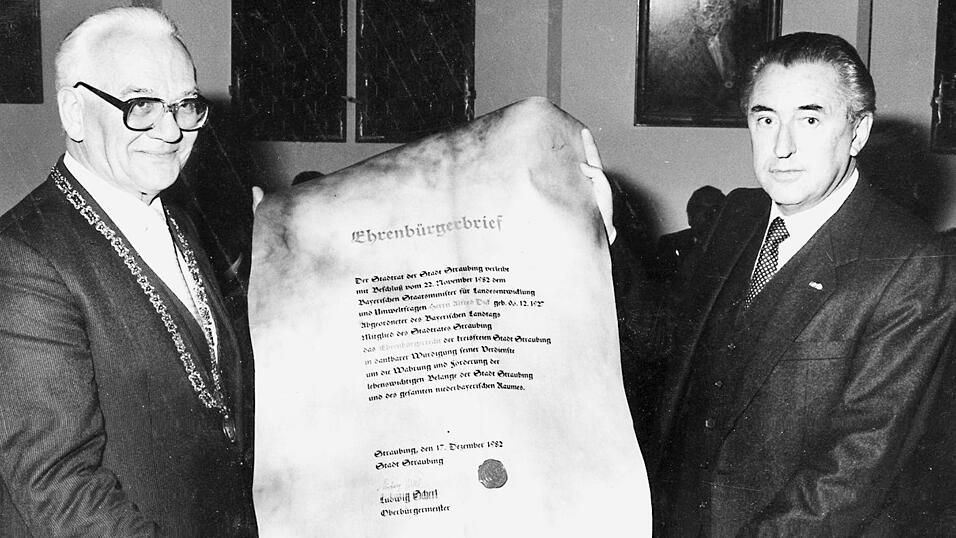 Der damalige Oberbürgermeister Ludwig Scherl (l.) überreicht Alfred Dick am 17. Dezember 1982 den Ehrenbürgerbrief.