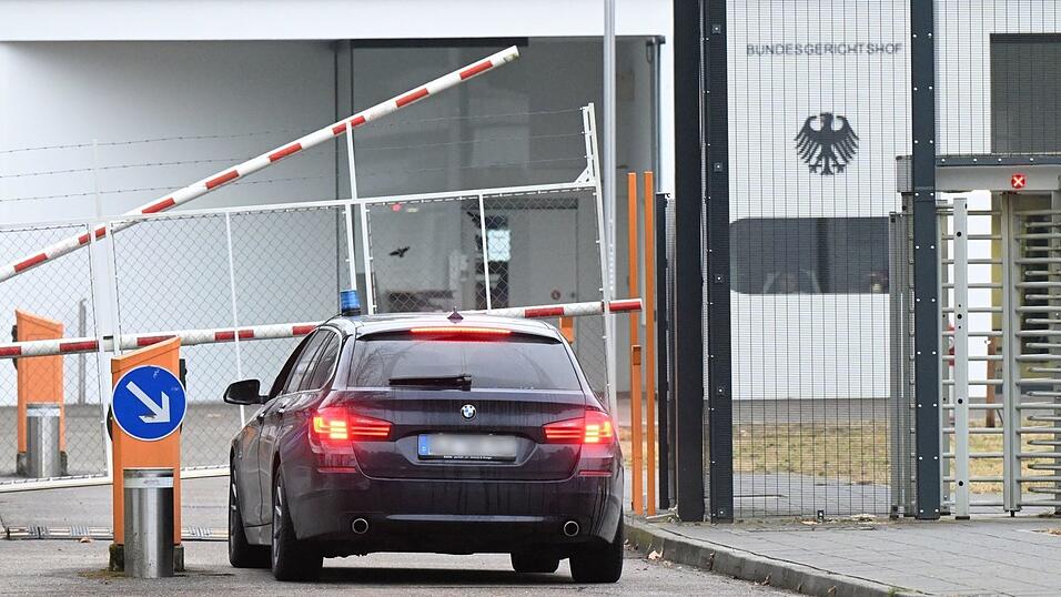 Die Bundesanwaltschaft ließ die Beschuldigten zum Bundesgerichtshof nach Karlsruhe bringen. Die Bundesanwaltschaft ließ die Beschuldigten zum Bundesgerichtshof nach Karlsruhe bringen.