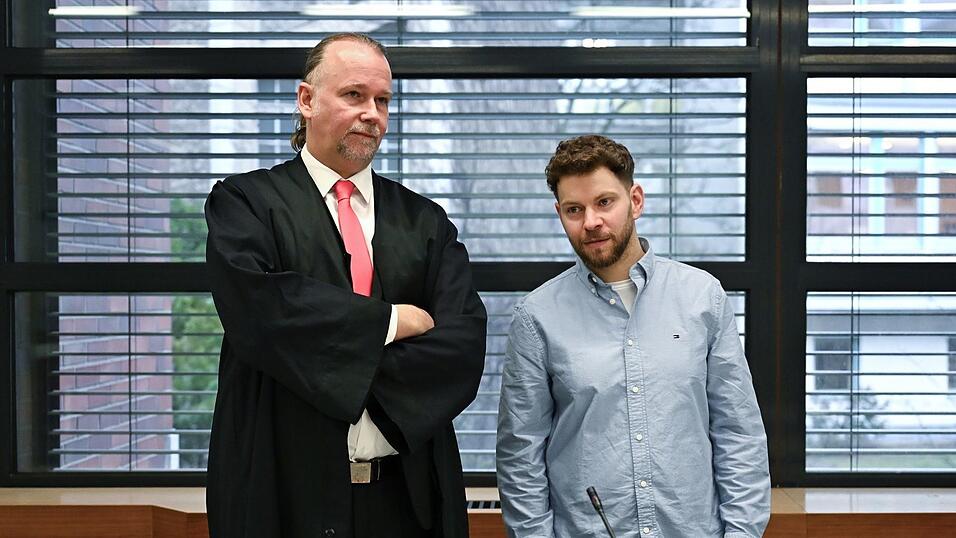 Der j&uuml;dische Student Lahav Shapira (1.) mit seinem Anwalt Sebastian Scharmer. (Archivbild)