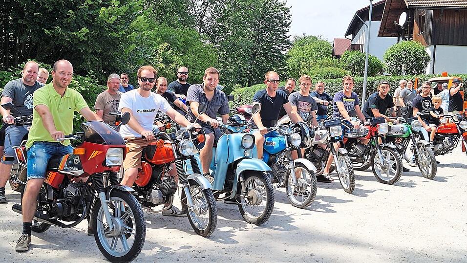 Schon beim Treffpunkt Huberweiher parkte 'der Fanclub' seine 'Goldstücke' in Reih und Glied zum Erinnerungsfoto.