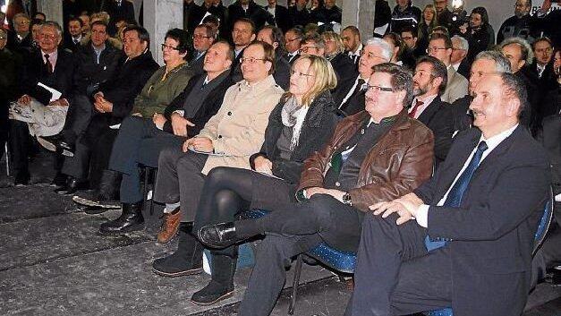 Blick auf die Ehreng&auml;ste beim Richtfest in der JVA (v.r.): Leitender Baudirektor Norbert Sterl, Innenstaatssekret&auml;r Gerhard Eck, Justizministerin Dr. Beate Merk und JVA-Leiter Matthias Konopka.