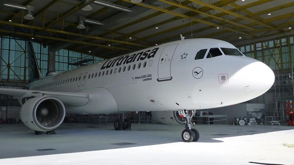 Der Airbus A 320 ist bereits das f&uuml;nfte Lufthansa-Flugzeug mit dem Namen 'Landshut'. Das erste ging 1977 in die deutsche Geschichte ein.