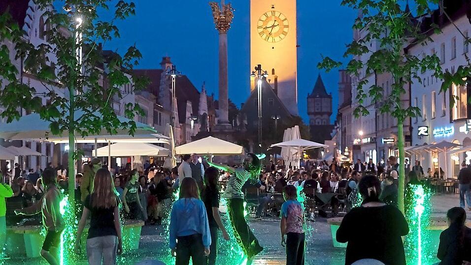 Am Stadtplatz konnte man die Abendstimmung mit bayerischer Blasmusik und Wasserspiel genie&szlig;en.