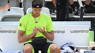 Regelm&auml;&szlig;ig &uuml;berpr&uuml;ft Alexander Zverev w&auml;hrend seiner Tennis-Matches seinen Blutzucker-Wert. (Archivbild)