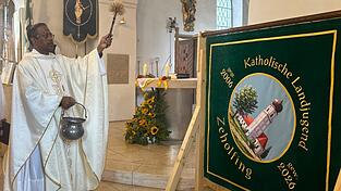 Ein historischer Moment: Pater Merlu segnete die Fahne. Ein historischer Moment: Pater Merlu segnete die Fahne.