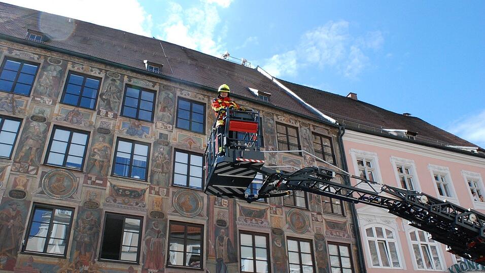 Am Mittwochnachmittag hat die Feuerwehr Landshut einen Wanderfalken gerettet. Am Mittwochnachmittag hat die Feuerwehr Landshut einen Wanderfalken gerettet.