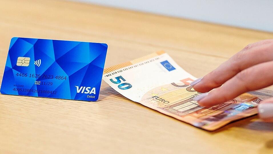 Sozialleistungen bekommen Asylbewerber in Bayern seit über einem Jahr nur noch als Guthaben auf einer Visa Debitkarte. Maximal 50 Euro Bargeld können pro Monat abgehoben werden. Eine Initiative in Regensburg kritisiert das seit Beginn und organisiert Tauschbörsen - die wiederum Kritik erfahren.