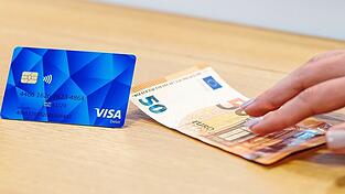 Sozialleistungen bekommen Asylbewerber in Bayern seit über einem Jahr nur noch als Guthaben auf einer Visa Debitkarte. Maximal 50 Euro Bargeld können pro Monat abgehoben werden. Eine Initiative in Regensburg kritisiert das seit Beginn und organisiert Tauschbörsen - die wiederum Kritik erfahren.