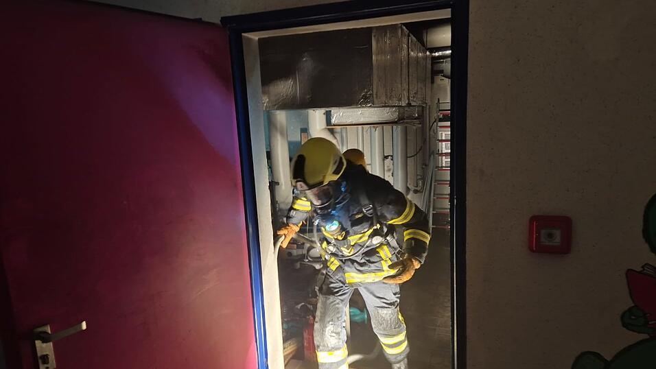 Die Feuerwehr l&ouml;schte den Brand und entrauchte die Realschule gr&uuml;ndlich.&nbsp;