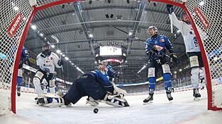 Elis Hede (links) eröffnete früh mit einem Rebound in der sechsten Minute den Torreigen zum 1:0 der Tigers in Dresden, Wade Allison (rechts) jubelt.