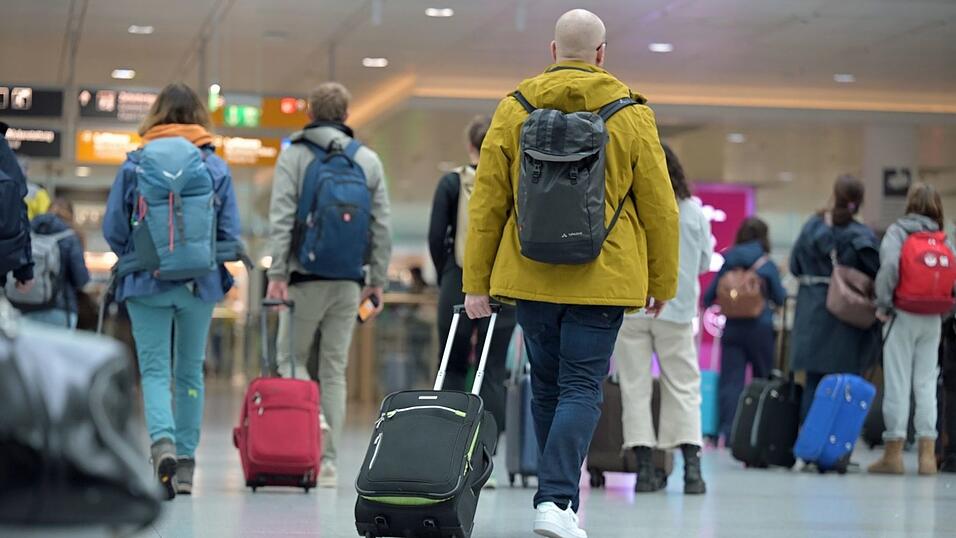 Der Rollkoffer kostet bei Lufthansa k&uuml;nftig extra. (Symbolbild)